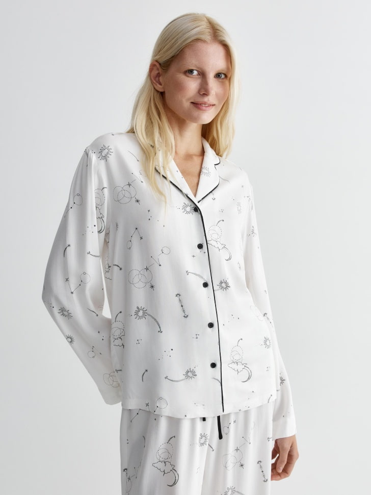пижамная рубашка с принтом из саржевой вискозы от бренда sela вид слева