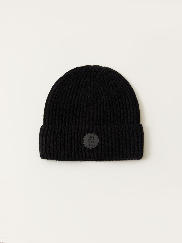 Вязаная шапка в рубчик