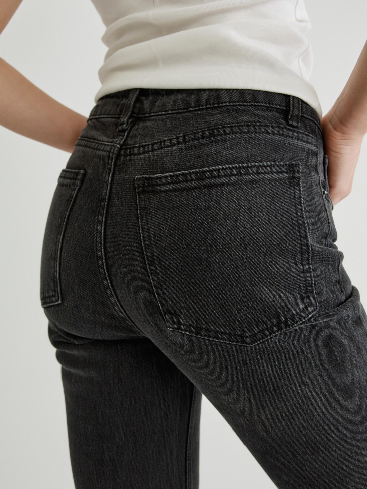 Товар красного цвета с внутренней стороны