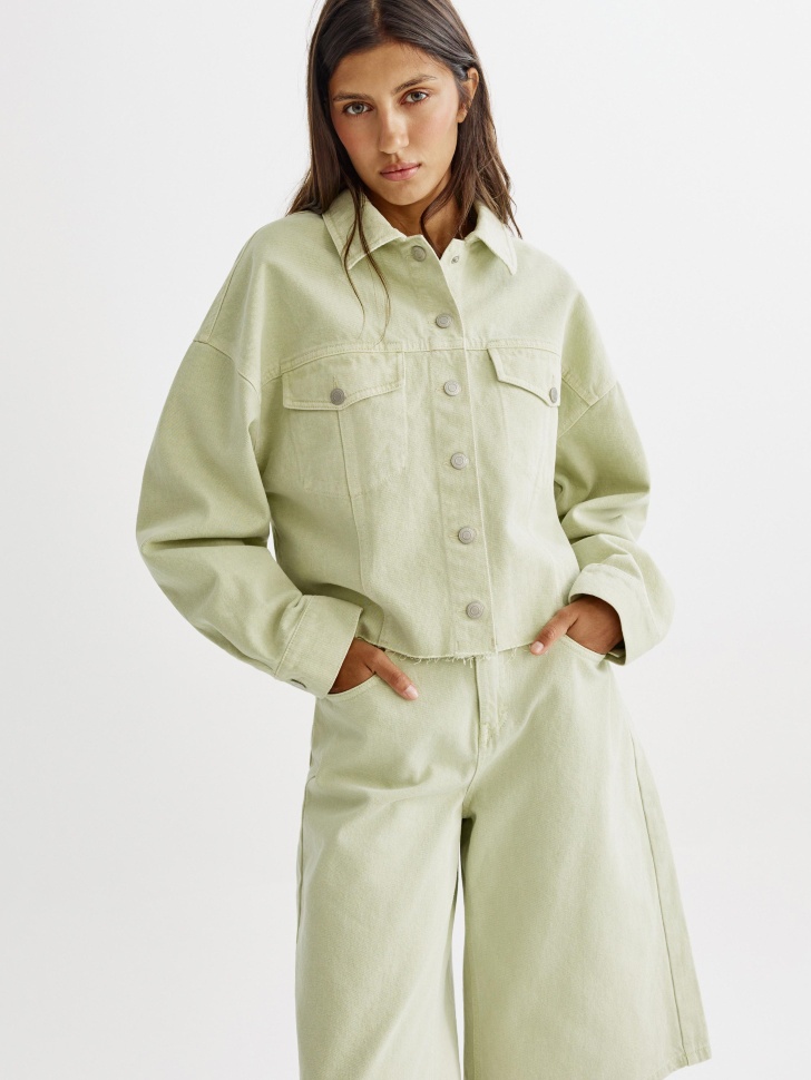 удлиненные джинсовые шорты-бермуды классического стиля с лицевой стороны