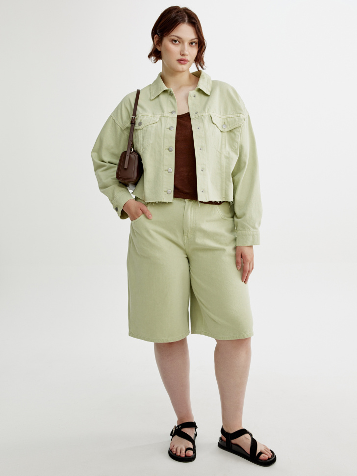 удлиненные джинсовые шорты-бермуды от бренда sela вид слева