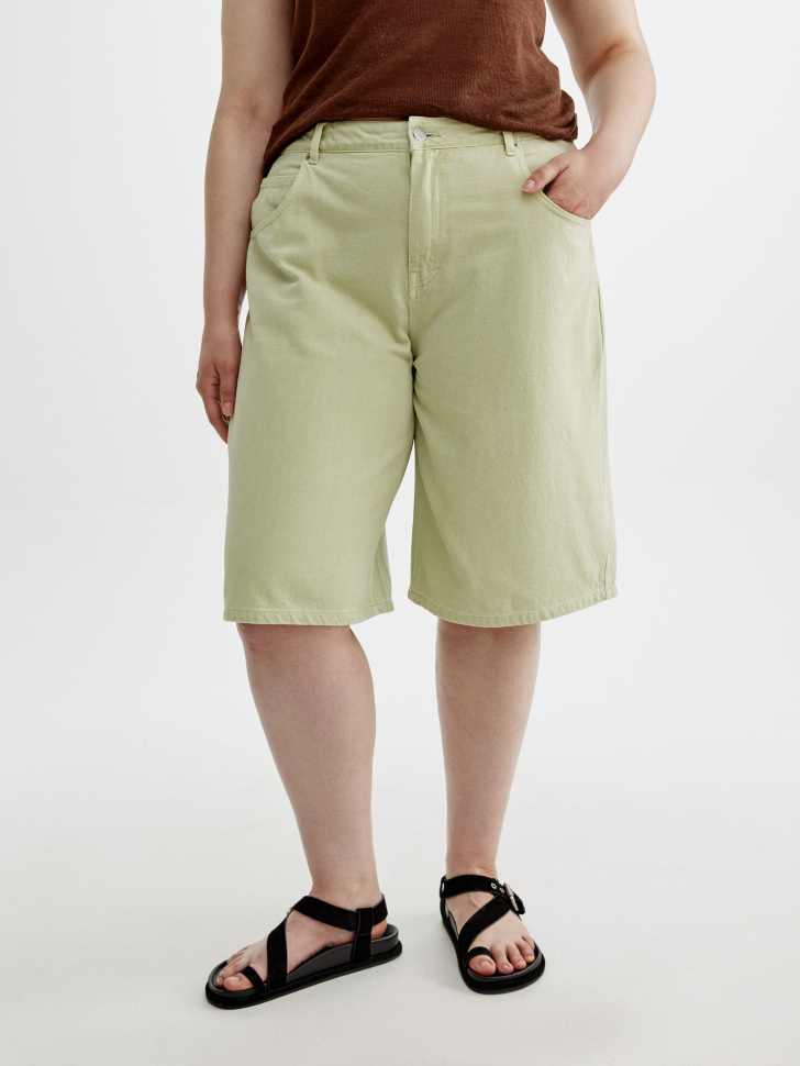 удлиненные джинсовые шорты-бермуды из хлопка спереди