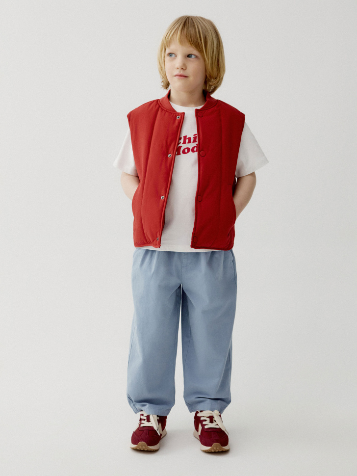 стеганый дутый жилет для мальчиков от бренда sela вид слева