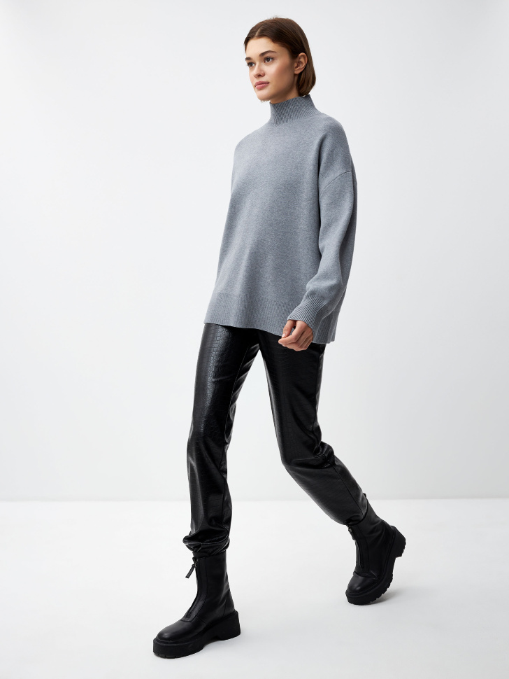 

Прямые брюки из экокожи с текстурой под рептилию