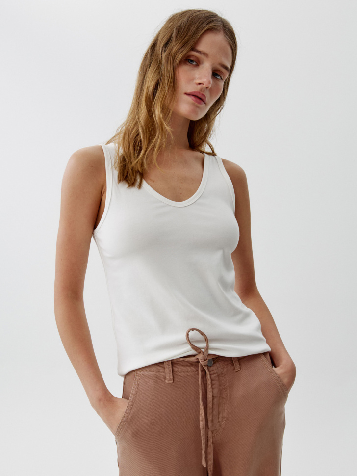 Топ Sela приталенный с треугольным вырезом, белый, арт. 53592