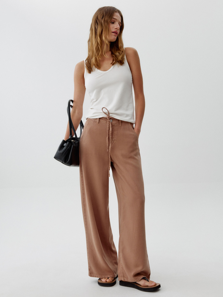 топ приталенный с треугольным вырезом из смесового лиоцелла от бренда sela вид слева