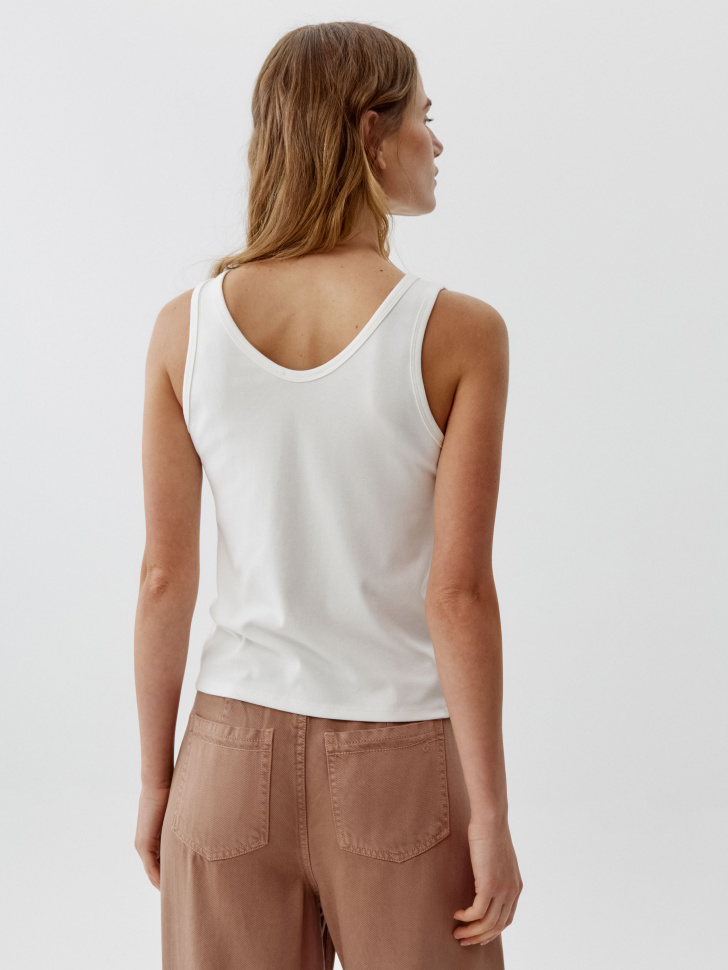 топ приталенный с треугольным вырезом из смесового лиоцелла по цене 1599 руб вид справа