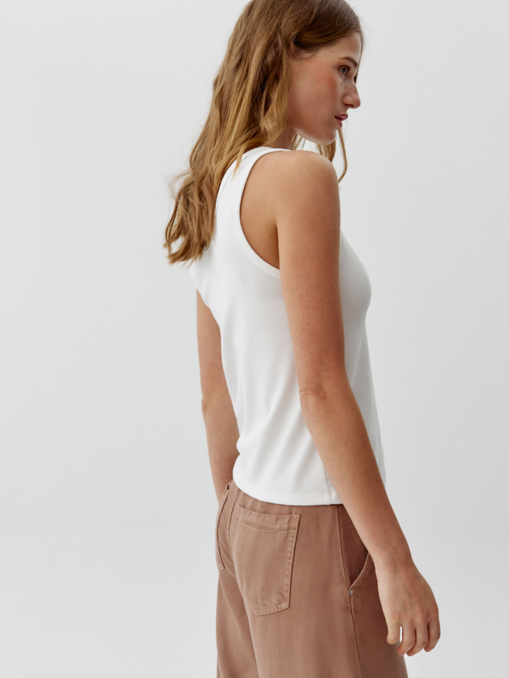 топ приталенный с треугольным вырезом из смесового лиоцелла из россии вид сбоку