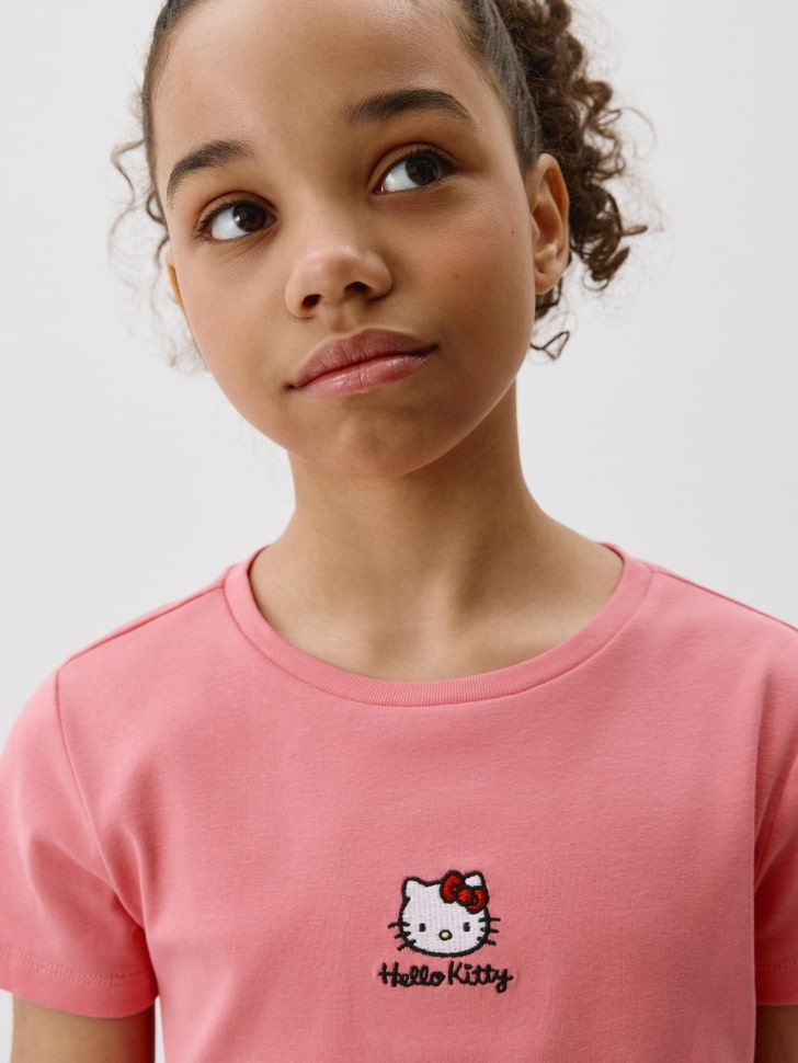 Укороченная футболка с принтом Hello Kitty для девочек. Фото №3