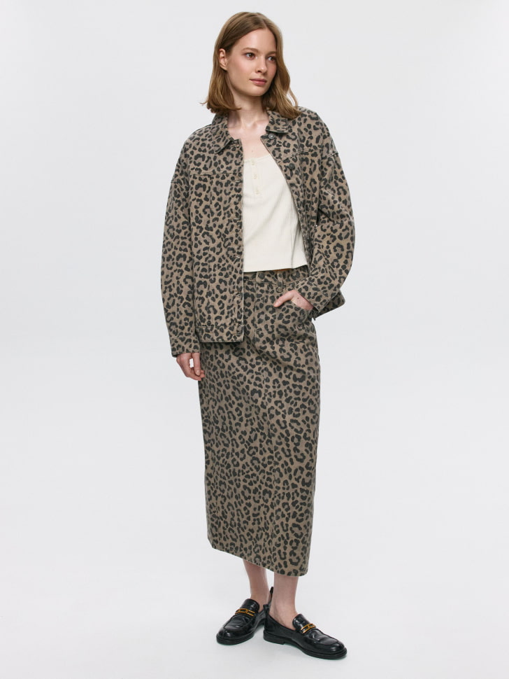 джинсовая юбка миди с леопардовым принтом от бренда sela вид слева