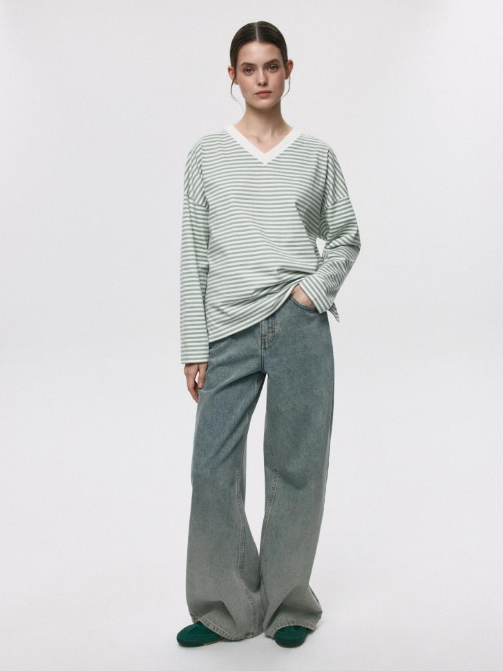 Лонгслив ANNA OVERSIZE FIT с треугольным вырезом. Фото №2