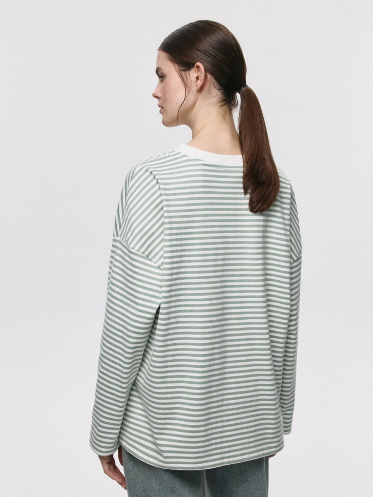 Лонгслив ANNA OVERSIZE FIT с треугольным вырезом. Фото №4