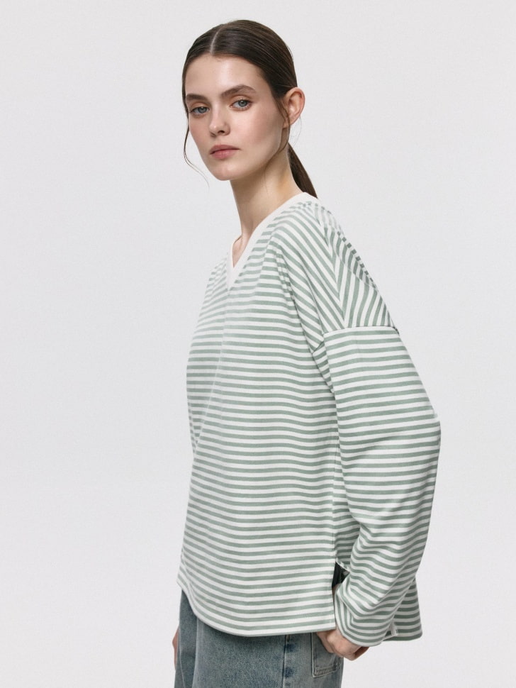 Лонгслив ANNA OVERSIZE FIT с треугольным вырезом. Фото №5