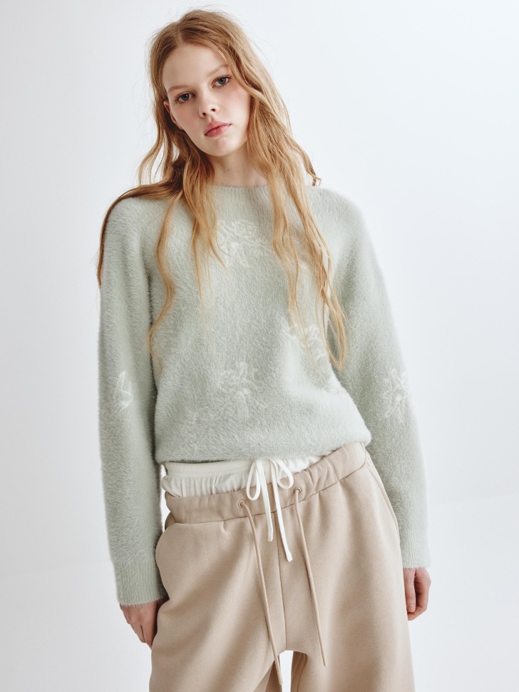 пушистый джемпер из линейки  young из россии вид сбоку