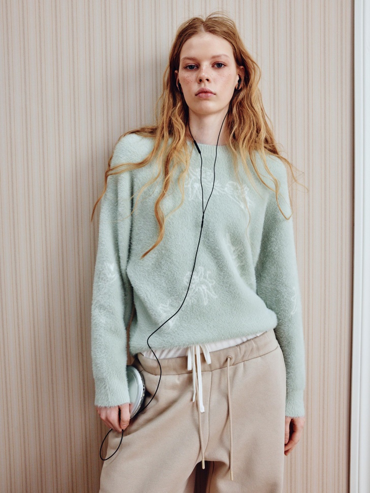 пушистый джемпер из линейки  young от бренда sela вид слева