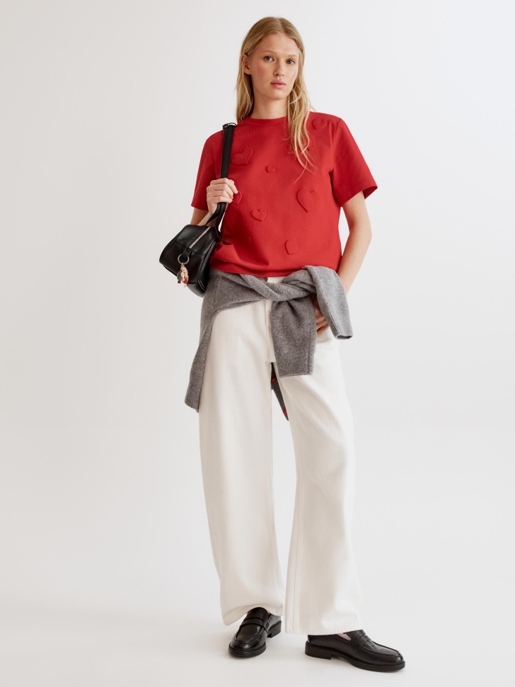 футболка с вышивкой и стразами от бренда sela вид слева