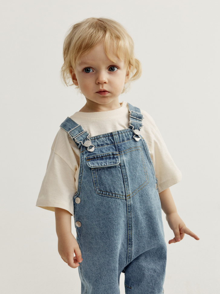 джинсовый комбинезон для малышей от бренда sela вид слева