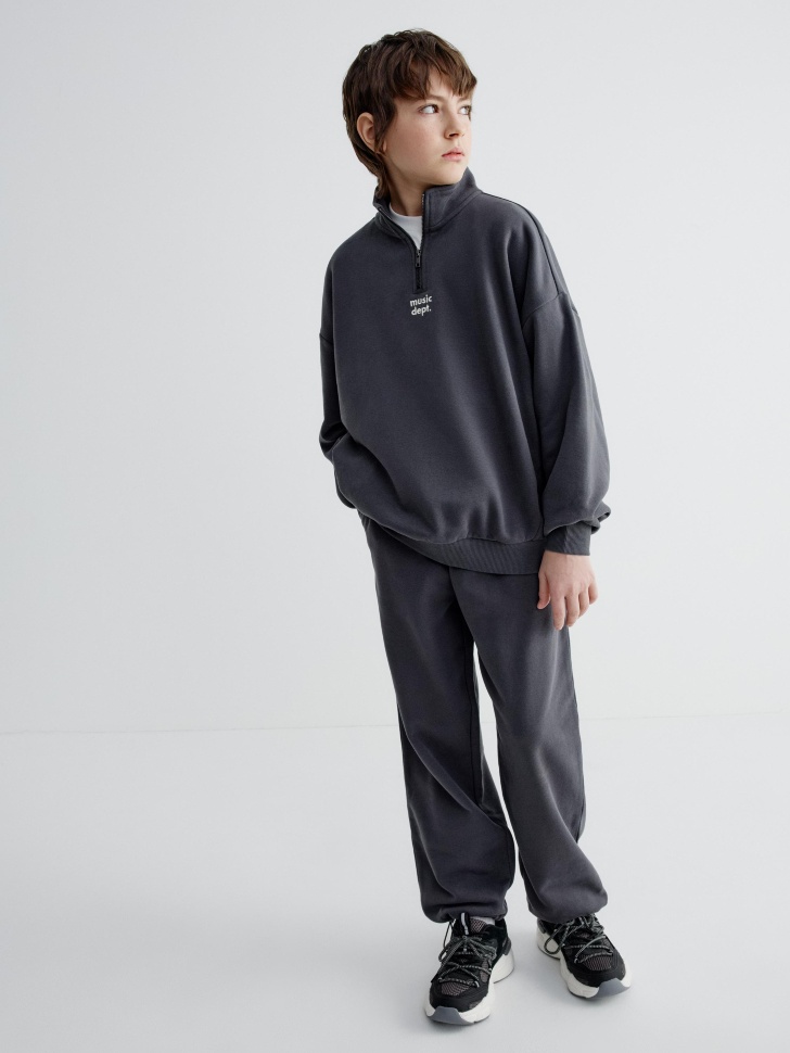 трикотажная толстовка с вышивкой для мальчиков от бренда sela вид слева