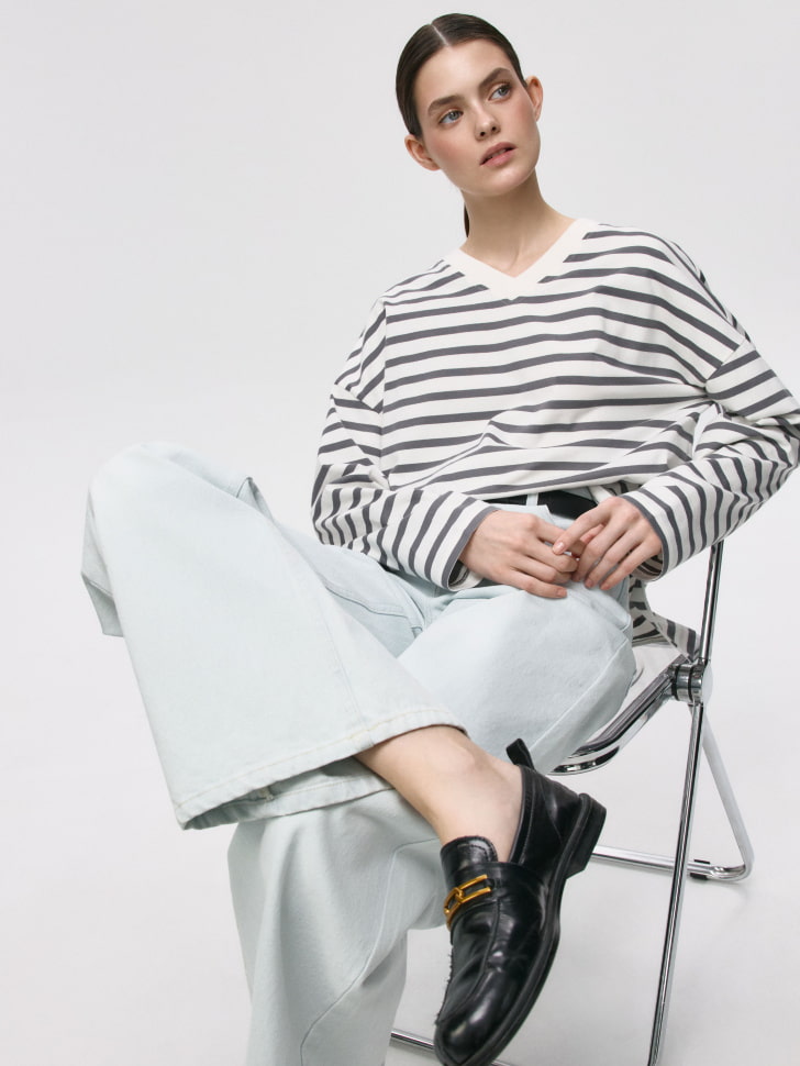 Лонгслив ANNA OVERSIZE FIT с треугольным вырезом