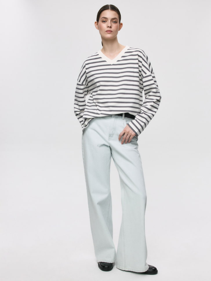 Лонгслив ANNA OVERSIZE FIT с треугольным вырезом. Фото №2