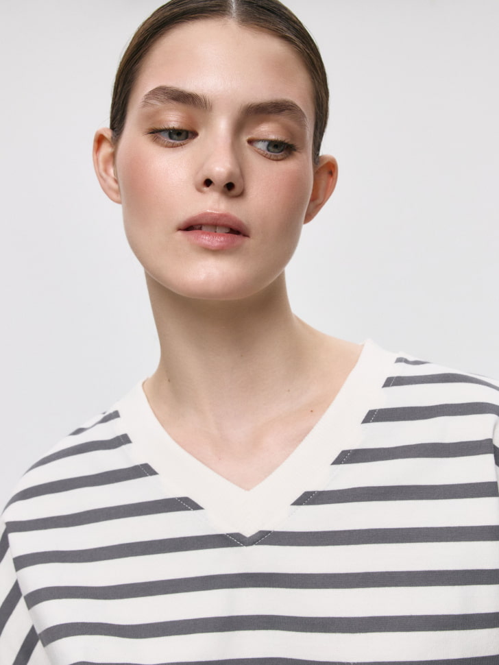 Лонгслив ANNA OVERSIZE FIT с треугольным вырезом. Фото №3