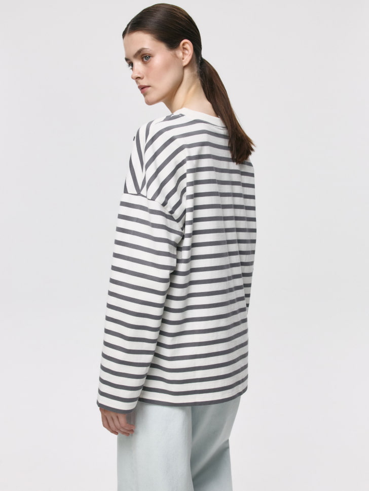 Лонгслив ANNA OVERSIZE FIT с треугольным вырезом. Фото №4