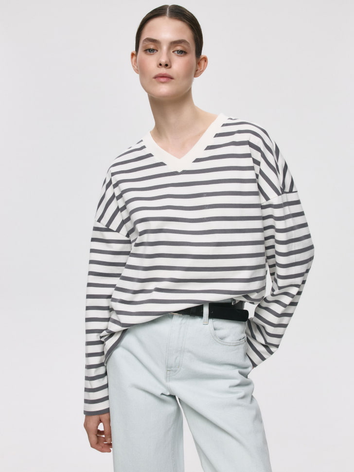 Лонгслив ANNA OVERSIZE FIT с треугольным вырезом. Фото №5