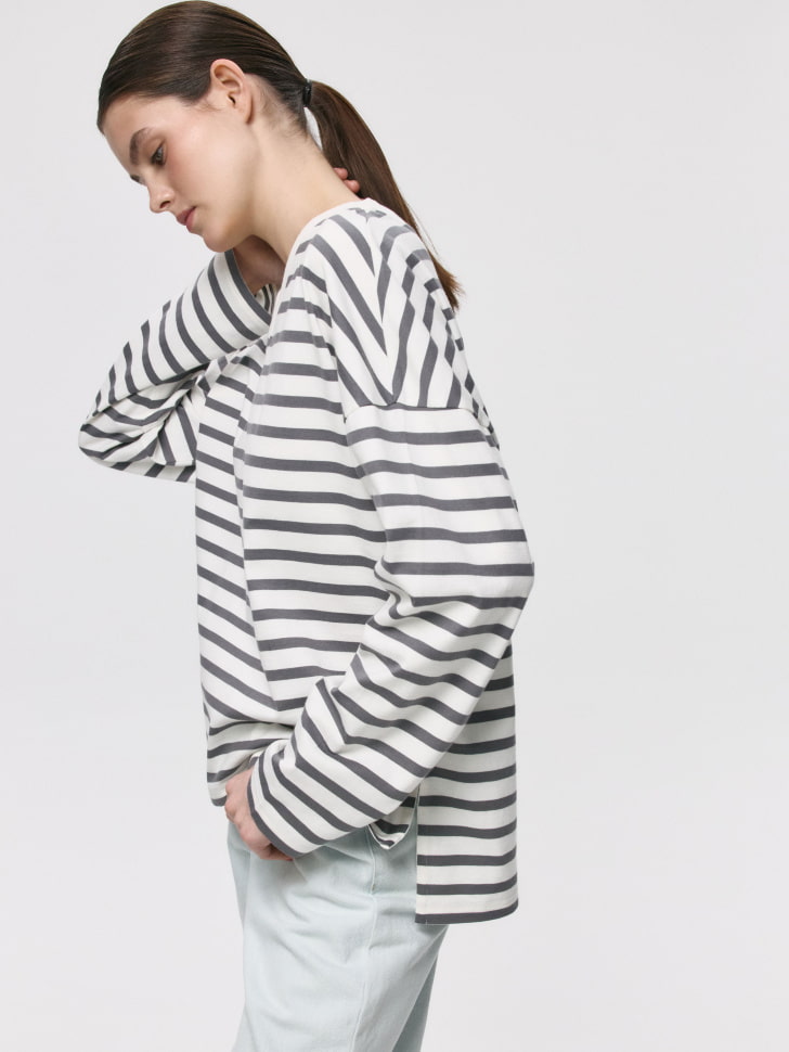 Лонгслив ANNA OVERSIZE FIT с треугольным вырезом. Фото №6
