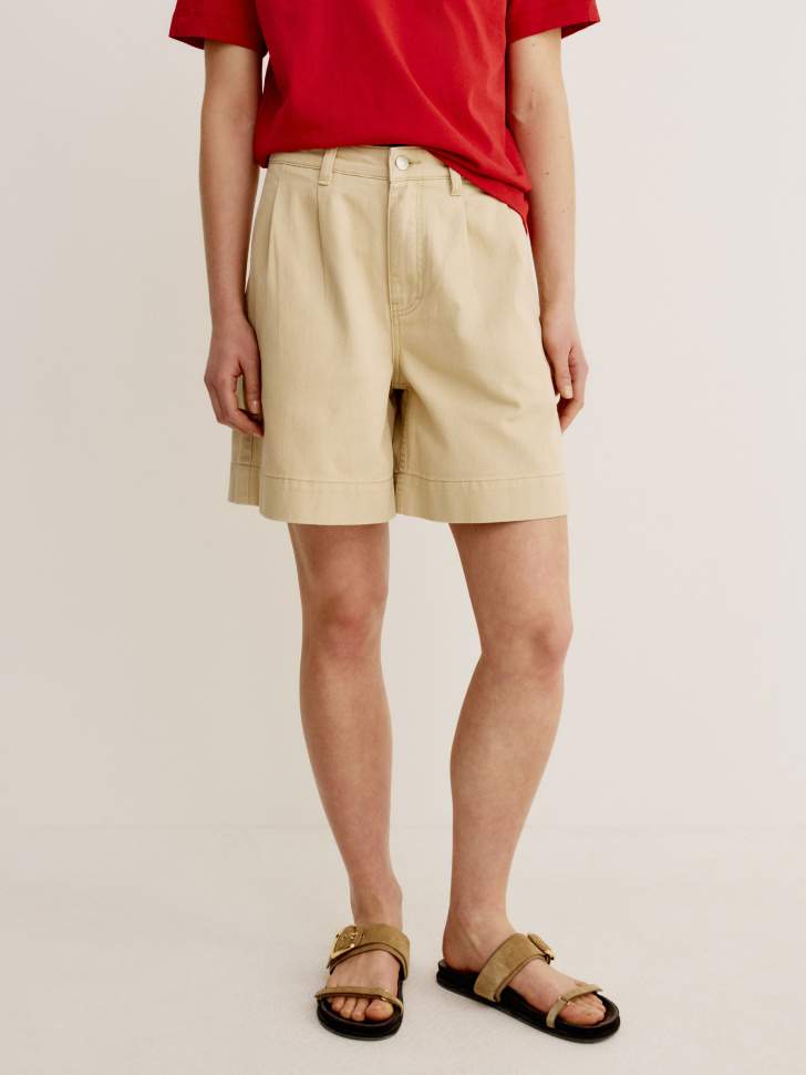 широкие джинсовые шорты с высокой посадкой от бренда sela вид слева