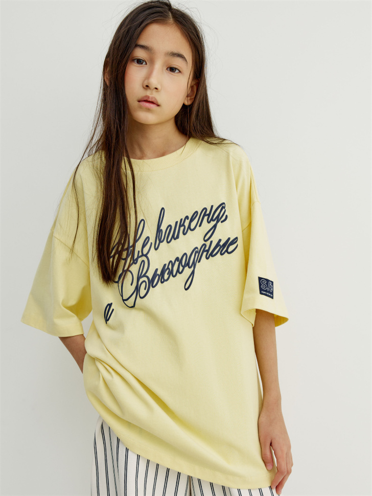 футболка оверсайз для девочек с принтом  x яндекс путешествия по цене 1499 руб вид справа