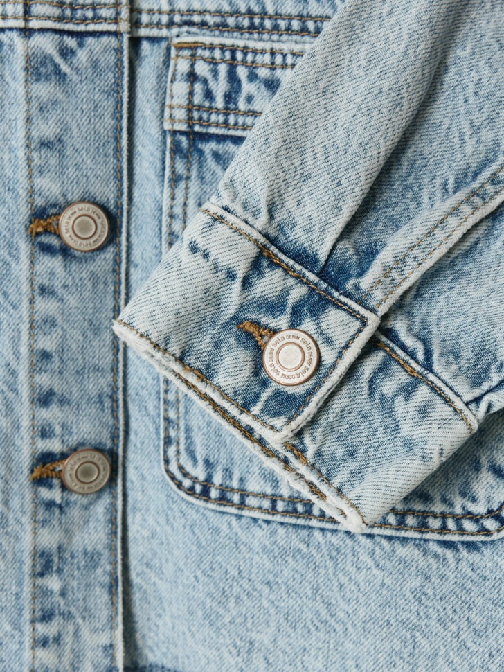 укороченная джинсовая куртка для девочек по цене 3299 руб вид справа