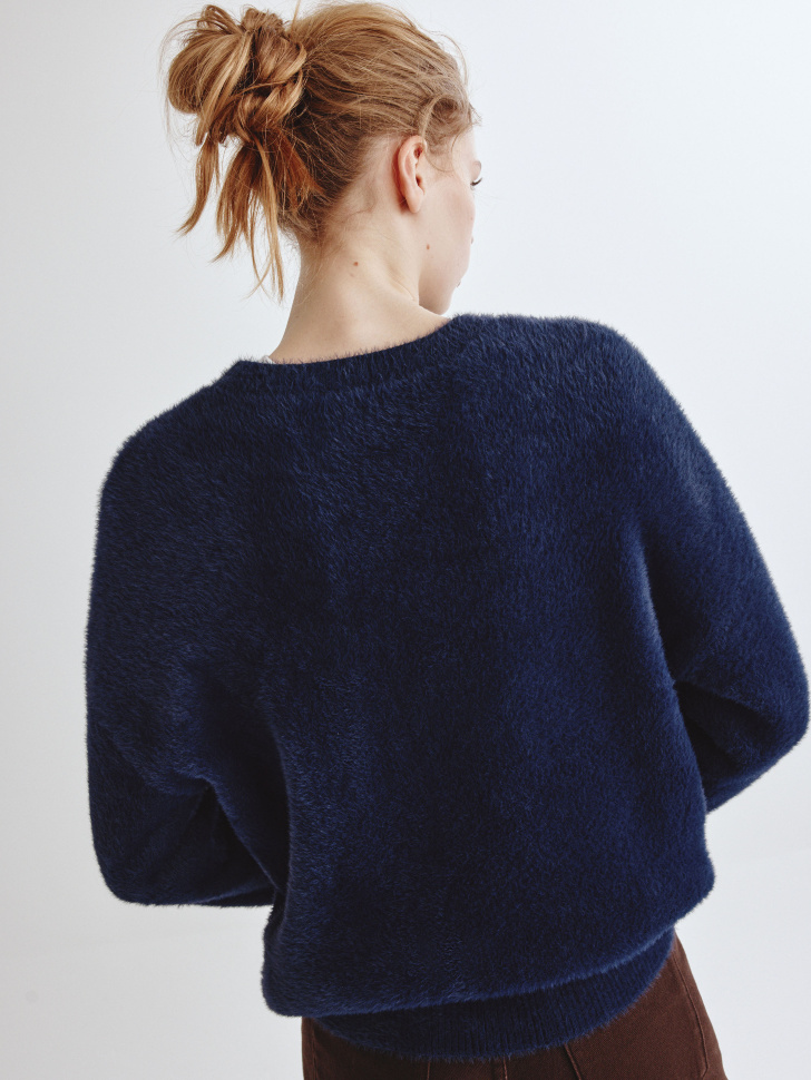 пушистый джемпер из линейки  young по цене 3699 руб вид справа