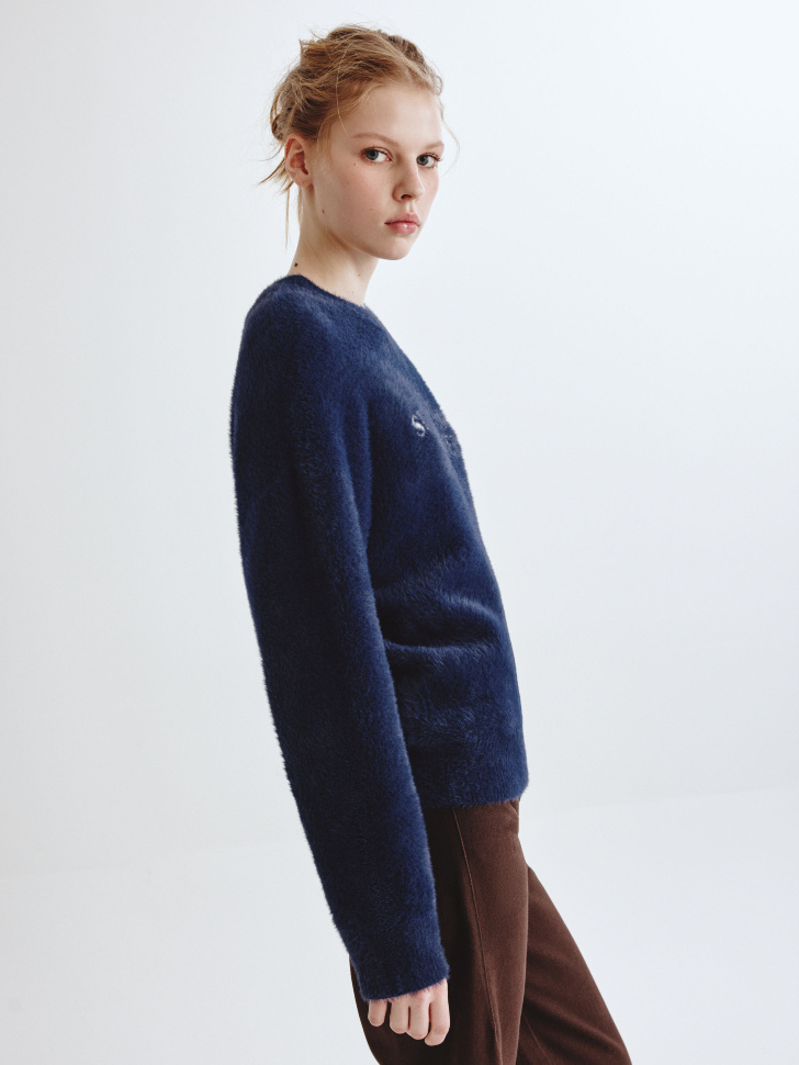 пушистый джемпер из линейки  young из россии вид сбоку