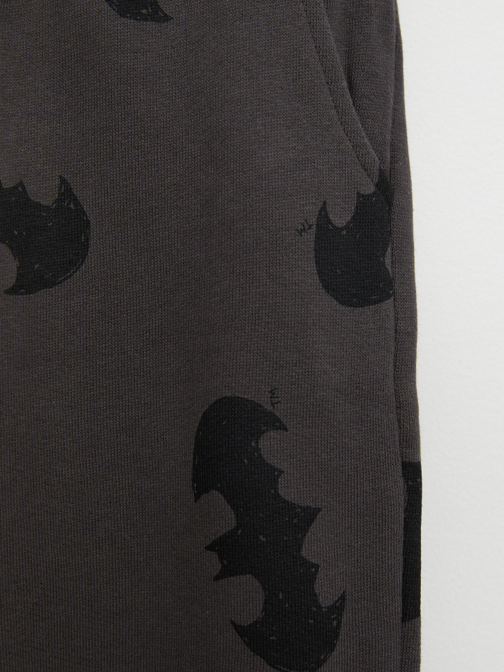 Трикотажные джоггеры с принтом Batman для мальчиков (серый, 116/ 6-7 YEARS) sela 4680129351908 - фото 3