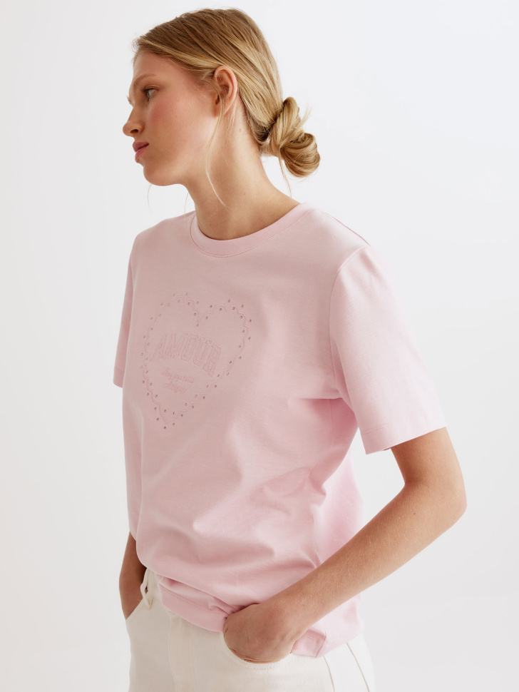 футболка с вышивкой и стразами из россии вид сбоку