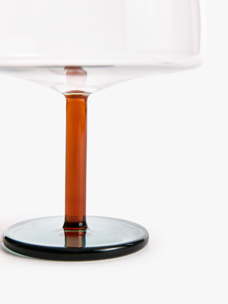 бокал из стекла с цветной ножкой от бренда sela вид слева