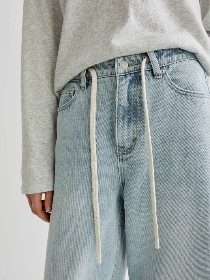 классические прямые джинсы с кулиской из россии вид сбоку