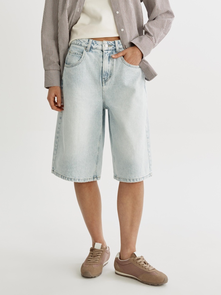 удлиненные джинсовые шорты-бермуды от бренда sela вид слева