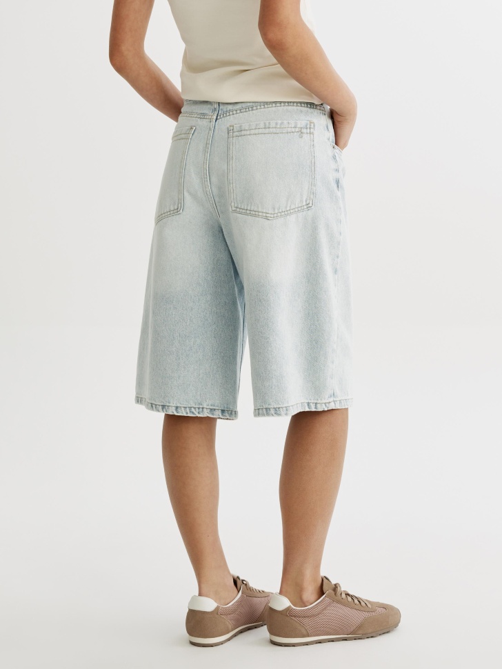 удлиненные джинсовые шорты-бермуды по цене 2999 руб вид справа