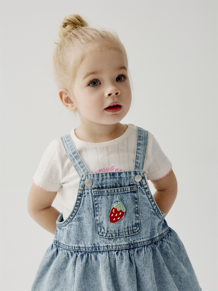 джинсовый сарафан для девочек от бренда sela вид слева