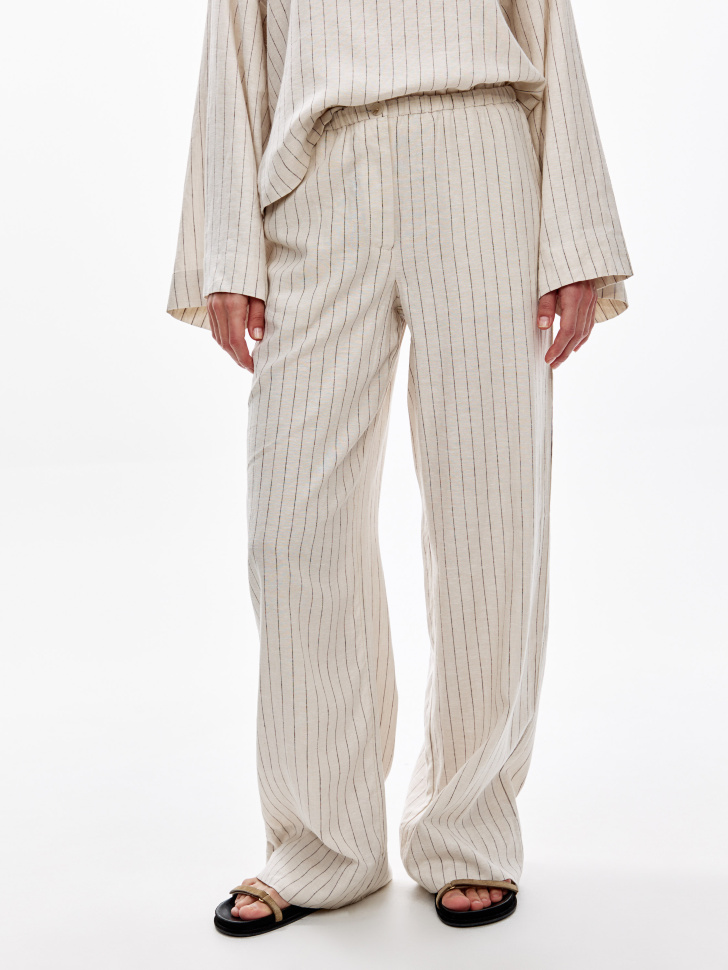 свободные брюки из смесового льна от бренда sela вид слева