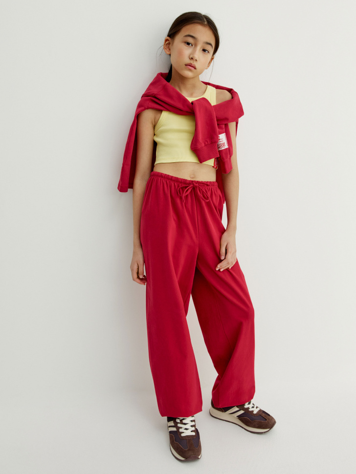 укороченный топ в рубчик для девочек от бренда sela вид слева