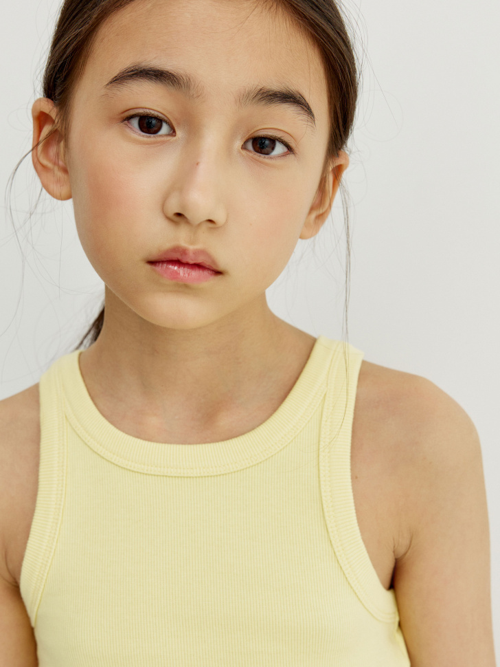 укороченный топ в рубчик для девочек по цене 999 руб вид справа