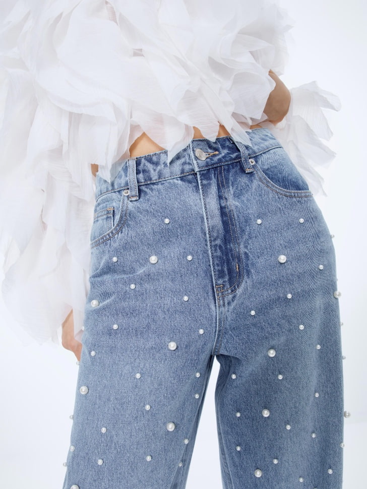 джинсы boyfriend c декором из жемчужных бусин 4610517171863 в интернет магазине