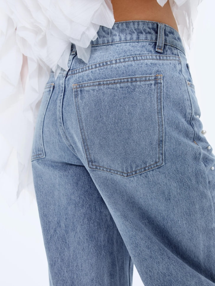 джинсы boyfriend c декором из жемчужных бусин 4610517171863 по низкой цене