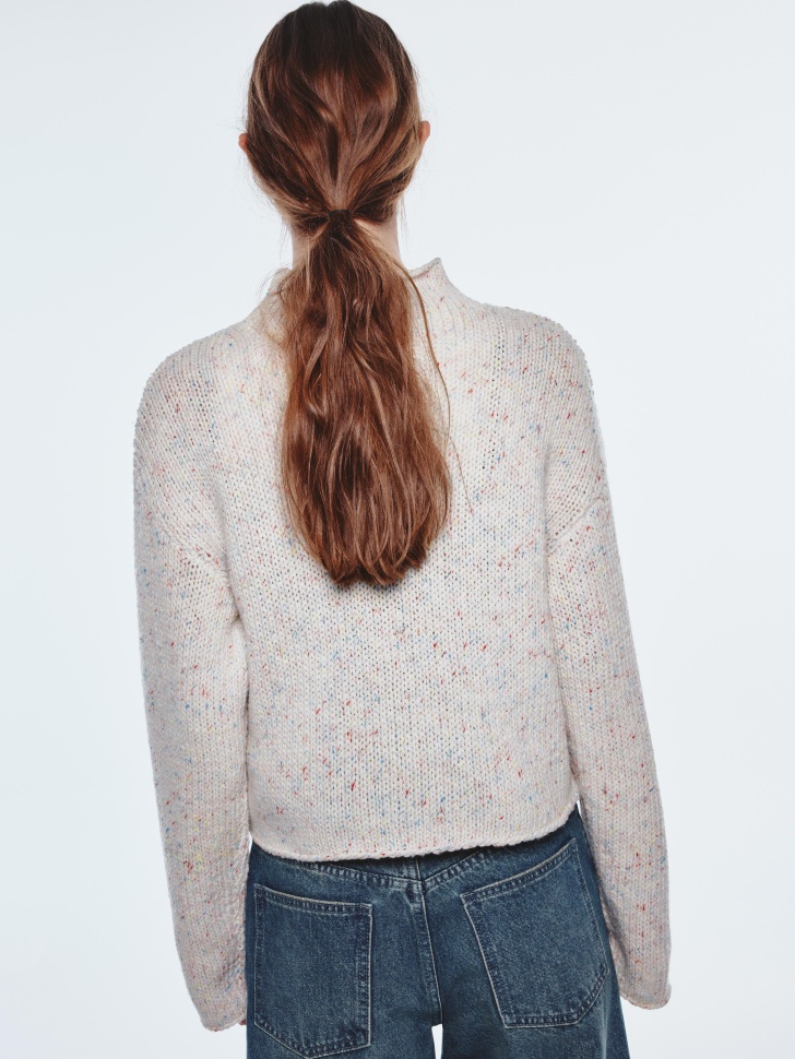 укороченный джемпер из линейки  young из россии вид сбоку