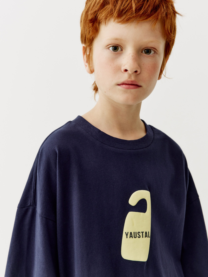 футболка оверсайз для мальчиков с принтом  x яндекс путешествия от бренда sela вид слева