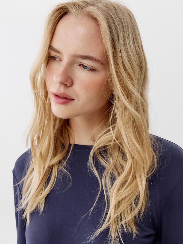 лонгслив приталенный из смесовой вискозы по цене 1799 руб вид справа