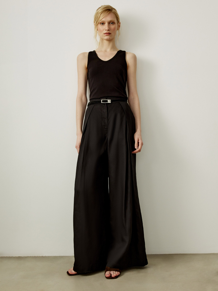 топ приталенный с треугольным вырезом из смесового лиоцелла от бренда sela вид слева