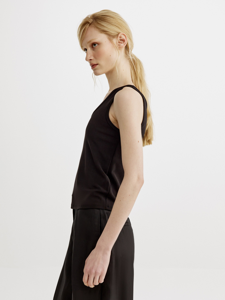 топ приталенный с треугольным вырезом из смесового лиоцелла по цене 1599 руб вид справа